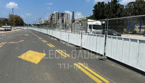 גדר זמנית משולבת לבנה בשטח