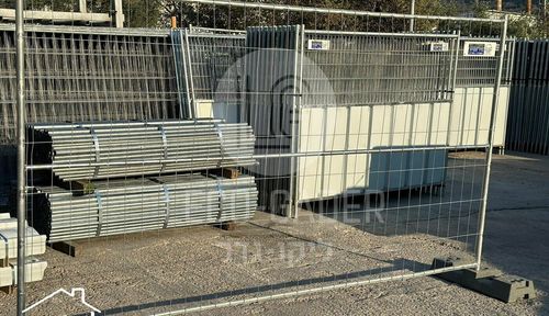 גדר זמנית עם חיזוק אמצעי