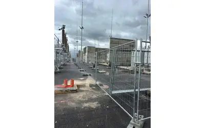 גדר זמנית לאורך ציוד מתח גבוה ומבודדים קרמיים באתר תשתית