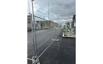 פאנלי גדר זמנית על אספלט חדש ליד שנאי ומבני בטון