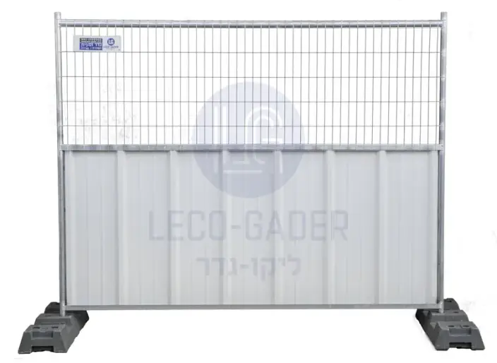 גדר משולבת רשת ואיסכורית — פאנל עם הסתרה בתחתית ורשת עליונה לאתר בנייה עירוני