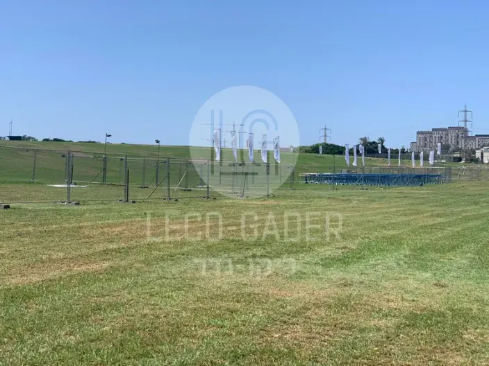 תהליך השכרת גדר זמנית — פאנלים מחוזקים מוכנים לאספקה והתקנה באתר