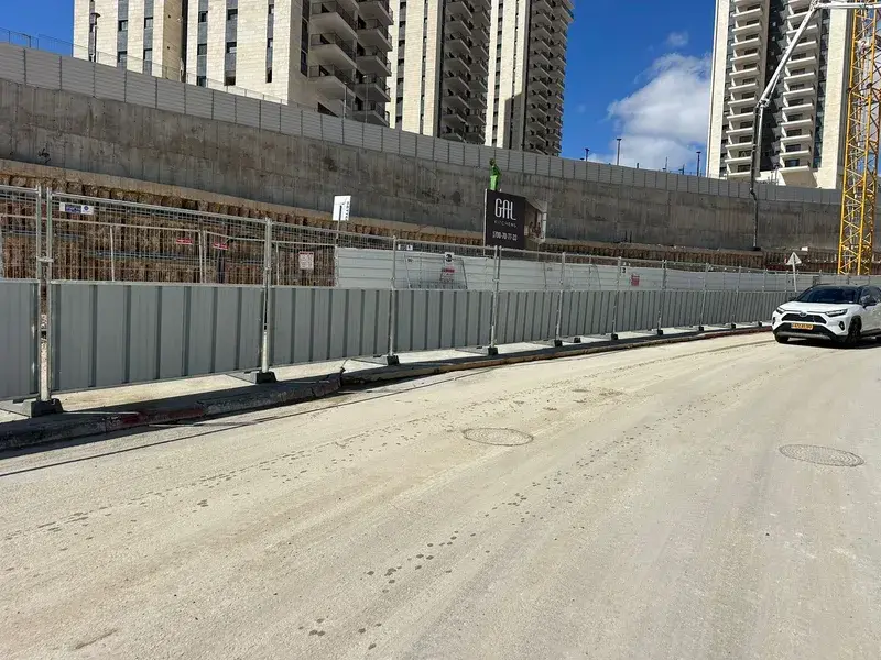 בקרת איכות על גדר זמנית תוצרת הארץ במפעל ליקו-גדר