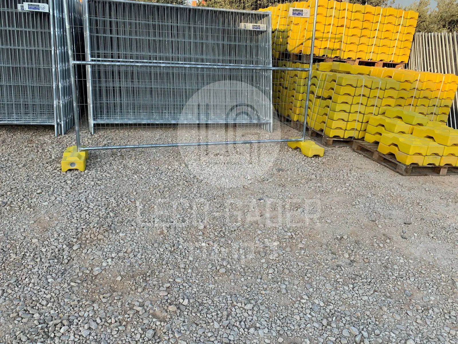 בסיס בטון מצופה פלסטיק לגדר זמנית — משקל נגד ליציבות פאנלים באתר