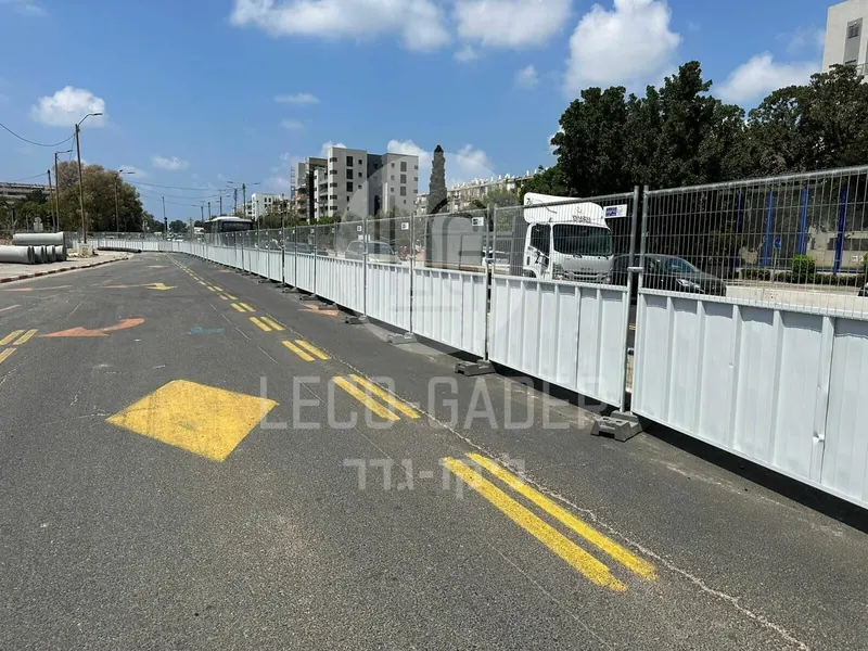 גדר משולבת לאתר עירוני — הסתרה חלקית עם רשת עליונה לתיחום בטוח ליד הולכי רגל