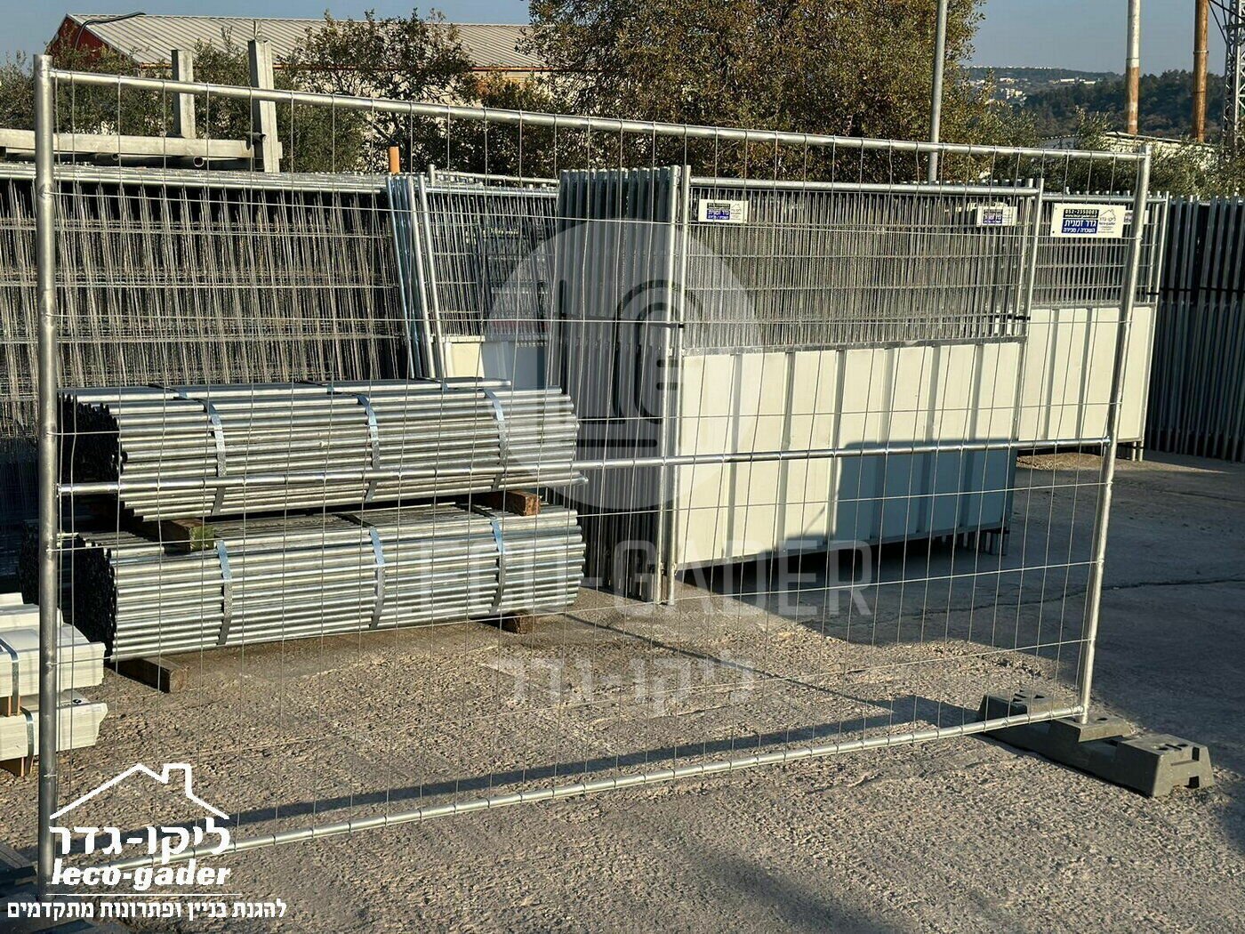 גדר זמנית עם חיזוק אמצעי — אתר בנייה